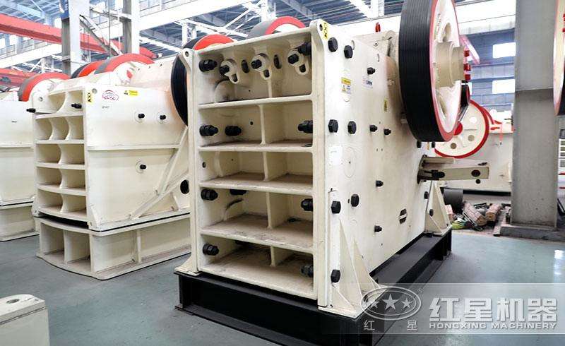 鄂式破碎機，優(yōu)質(zhì)鋼板鑄成，使用壽命長 style=width:720px; 